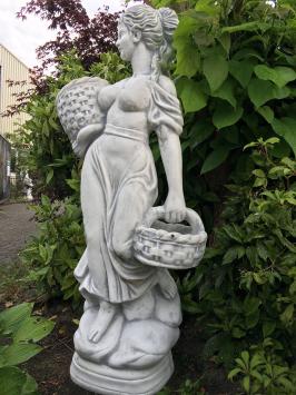 Gartenstatue Frau / Dame mit Blumenkörben